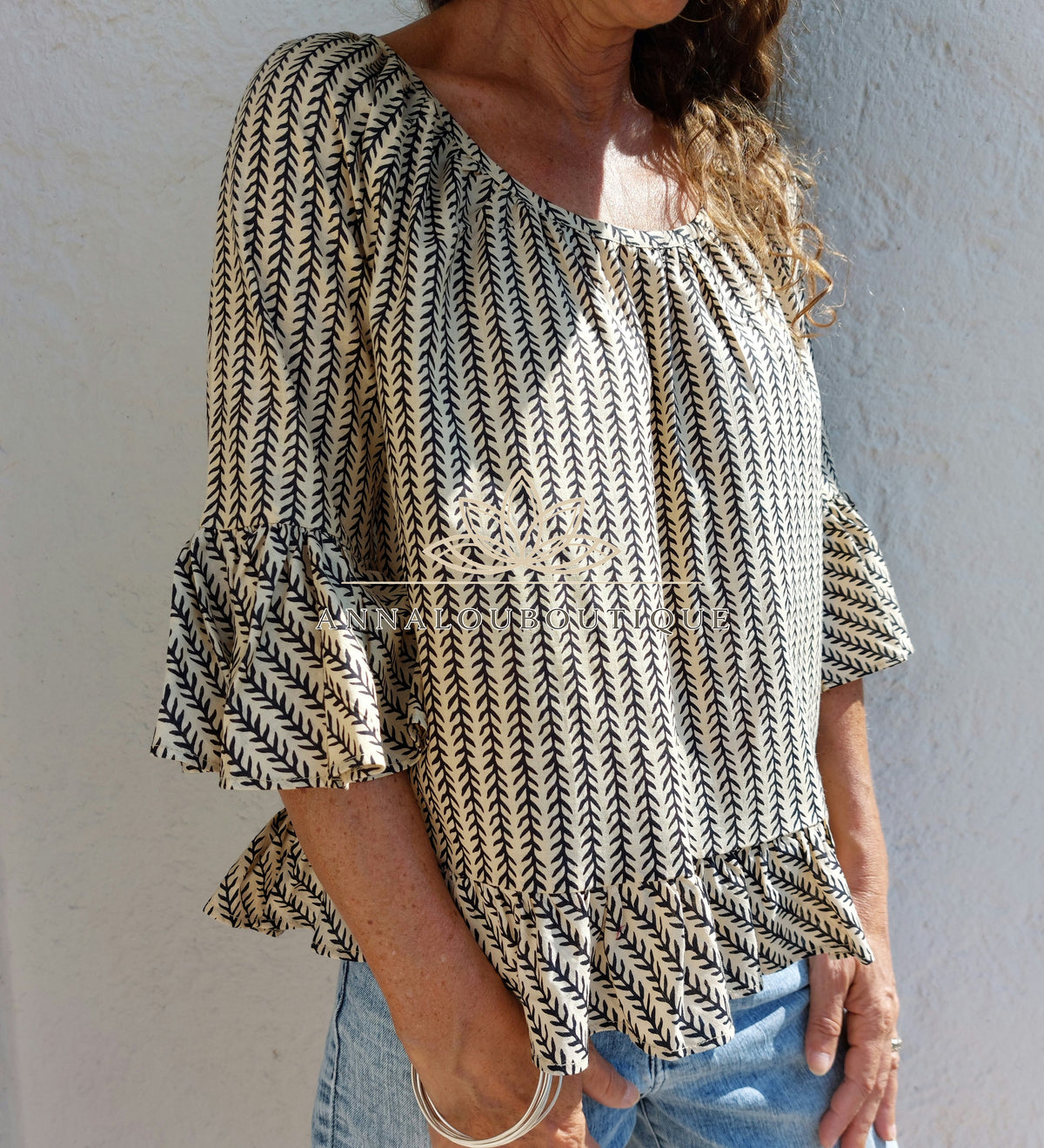 Blouse en coton noir et beige à volants