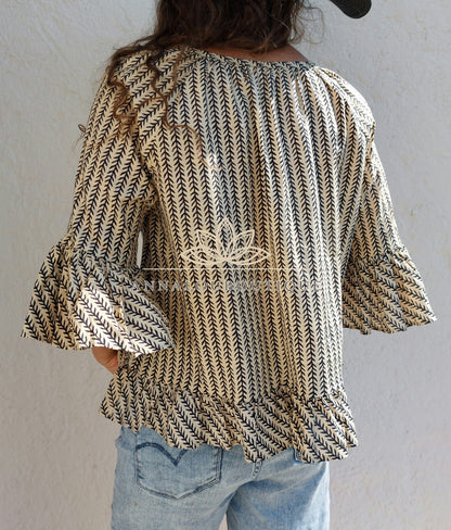 Blouse en coton noir et beige à volants