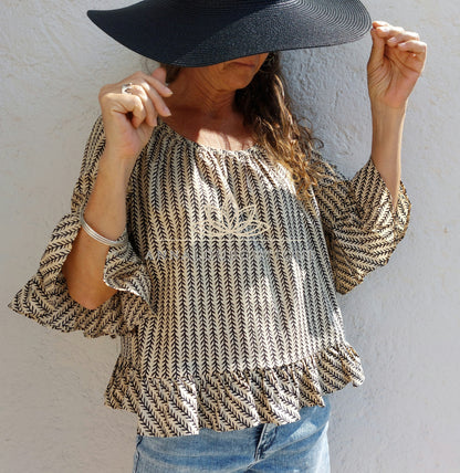 Blouse en coton noir et beige à volants