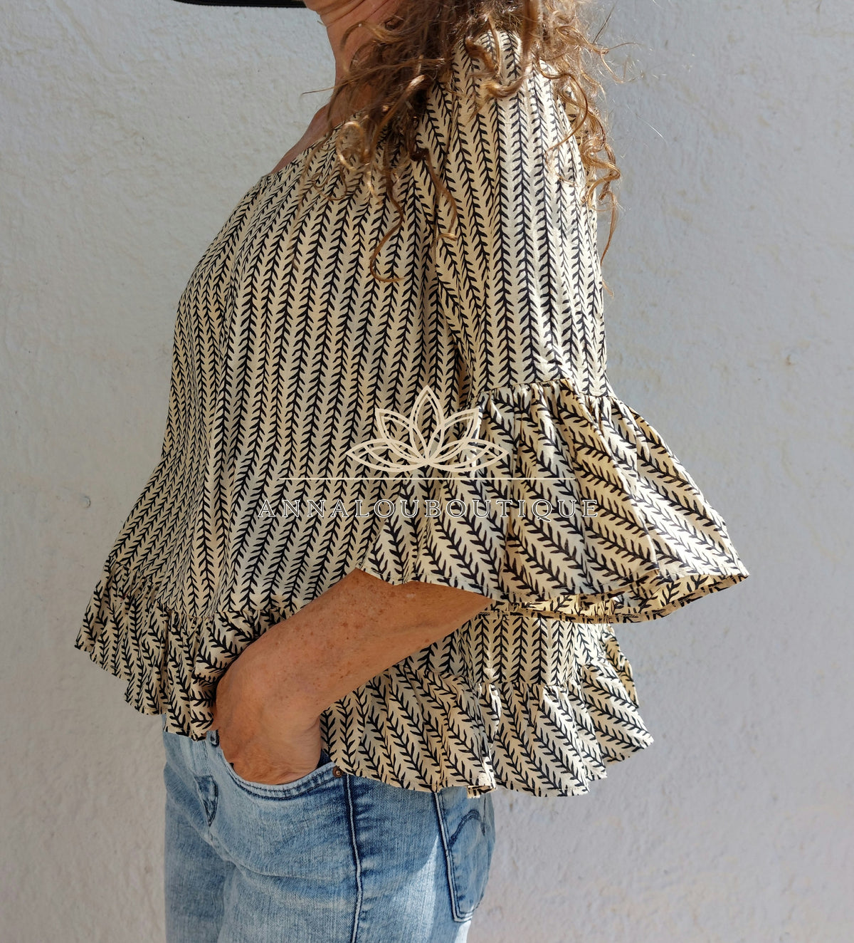 Blouse en coton noir et beige à volants