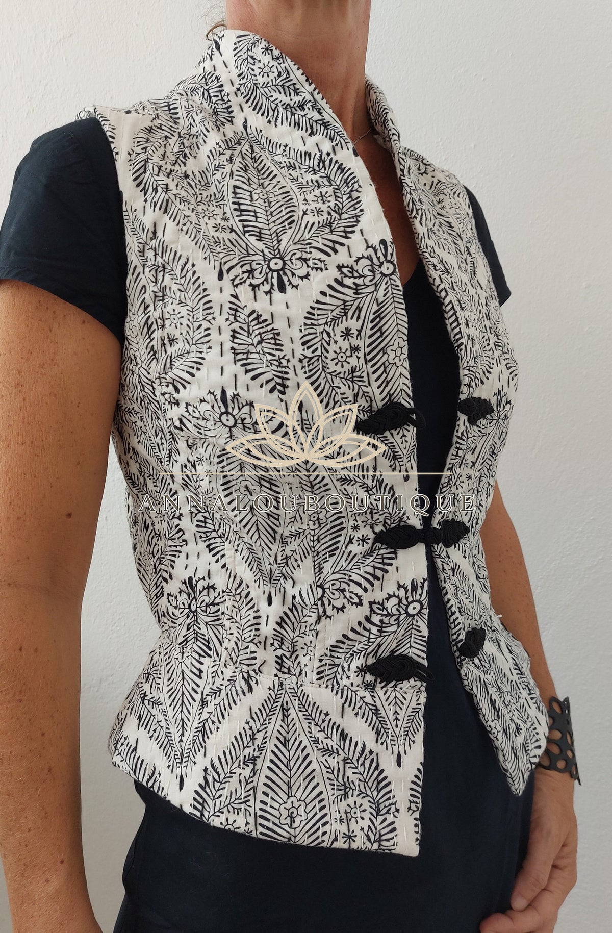 Gilet ajusté en coton à brandebourgs noirs