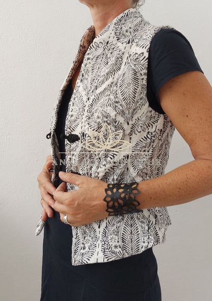 Gilet ajusté en coton à brandebourgs noirs