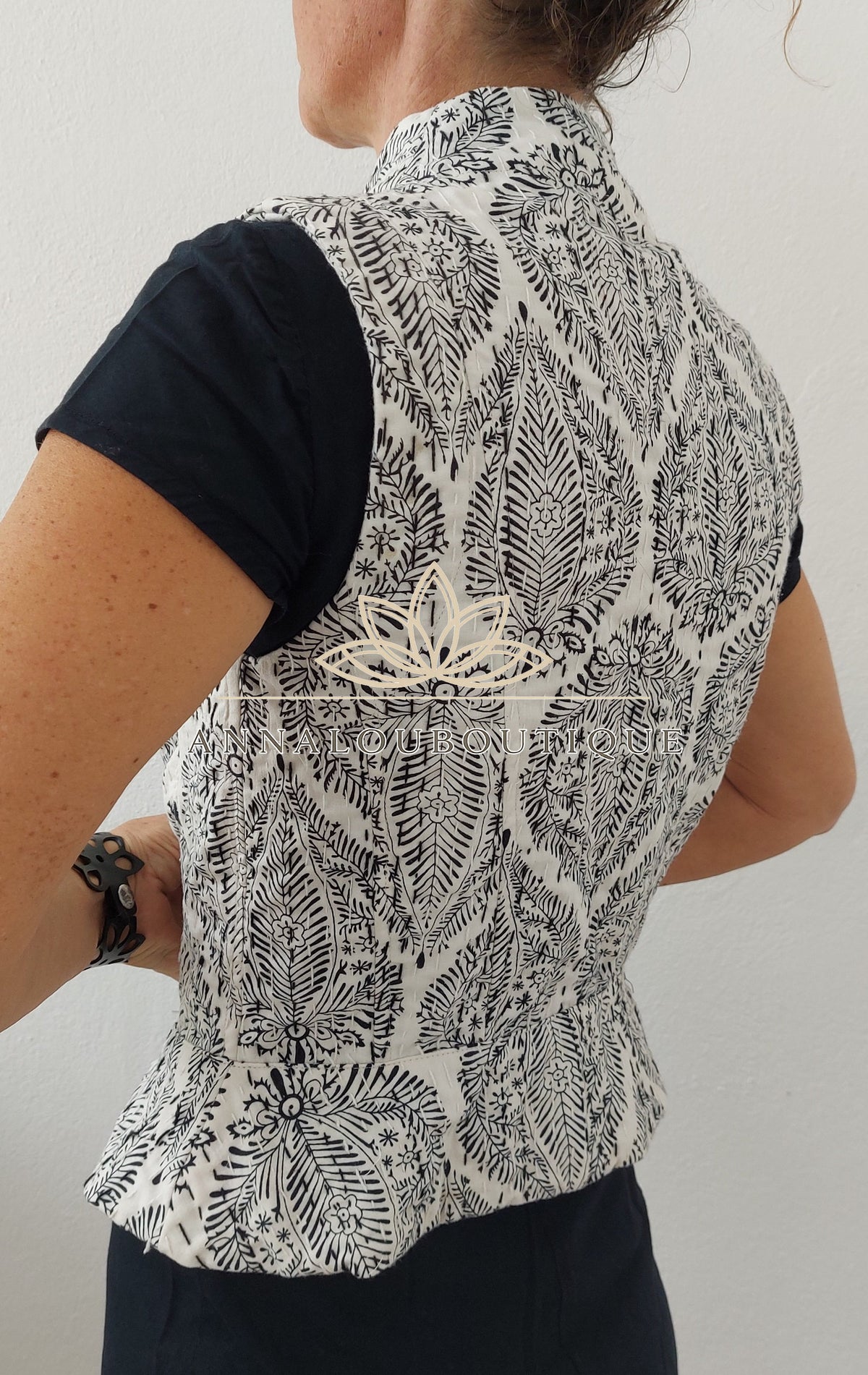 Gilet ajusté en coton à brandebourgs noirs