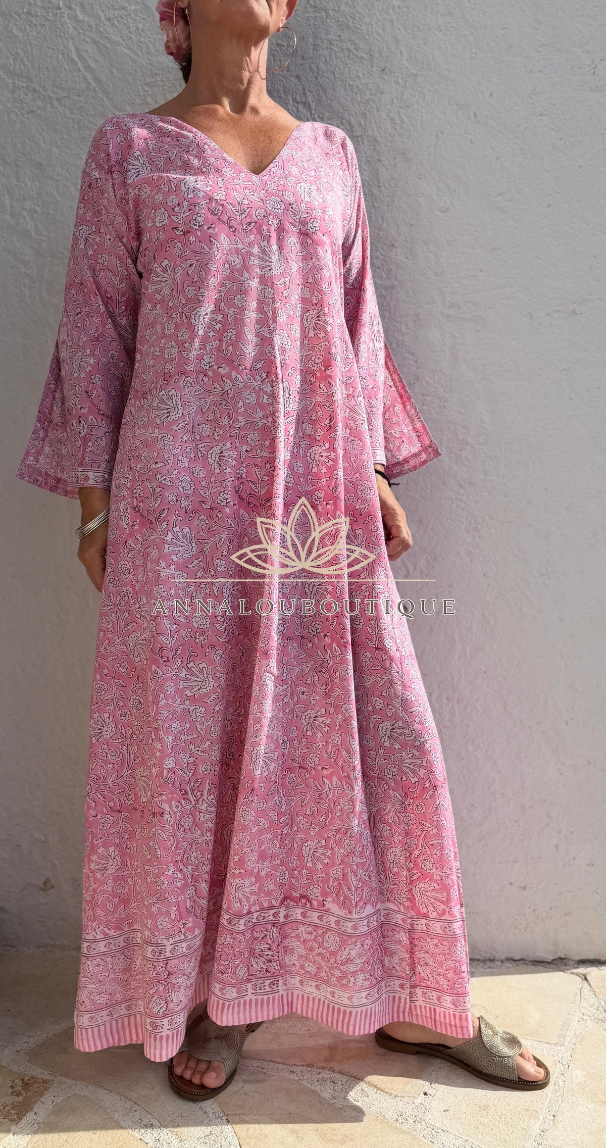 Langer ausgestellter Baumwollkaftan mit rosa Blumen