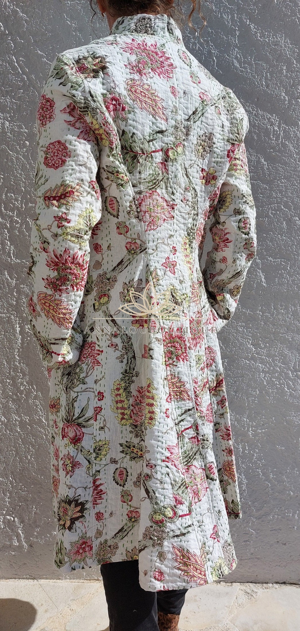 Veste redingote en coton blanc et rose fleuri