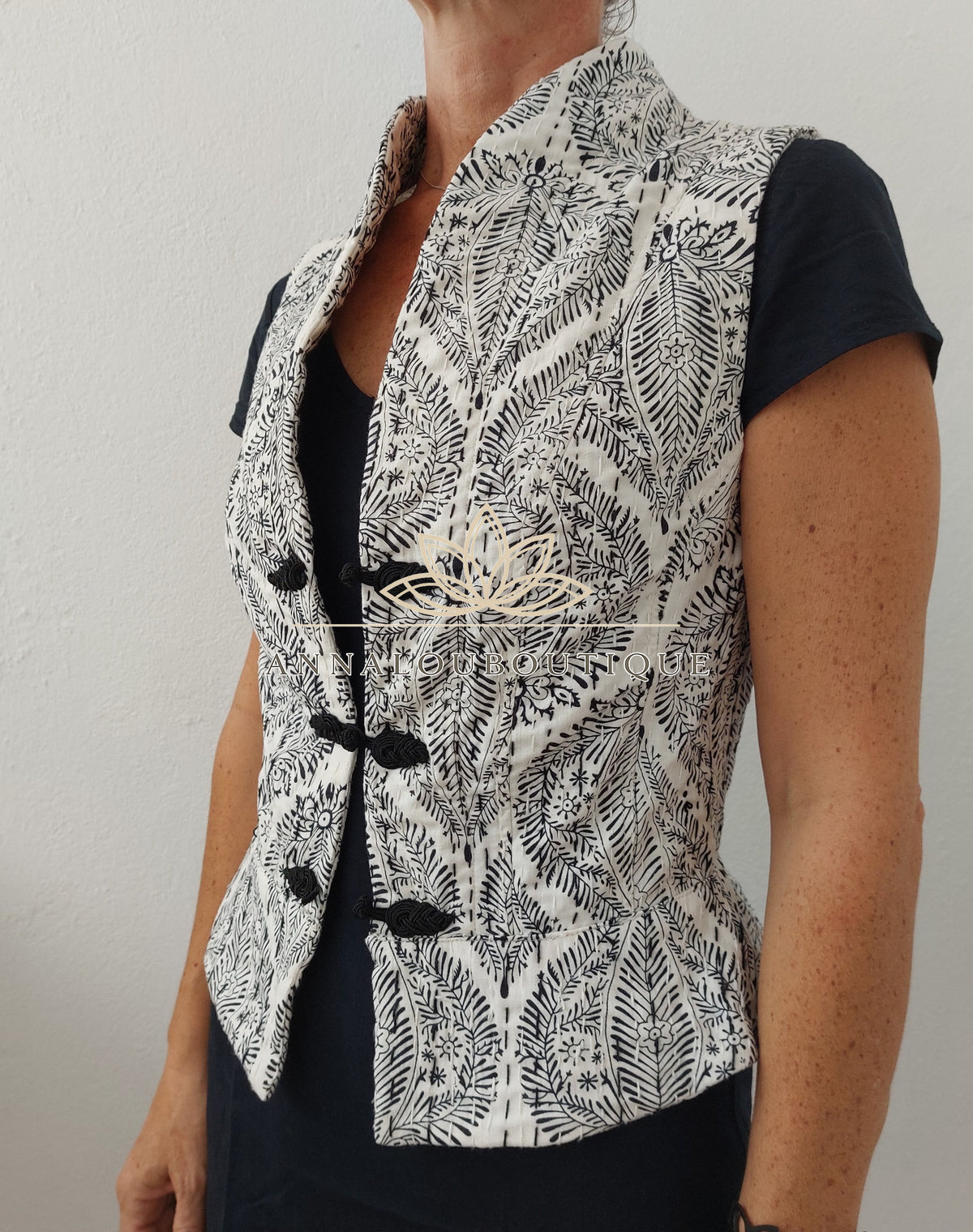 Gilet ajusté en coton à brandebourgs noirs