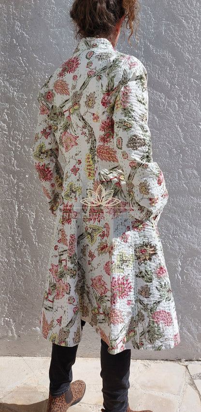 Veste redingote en coton blanc et rose fleuri