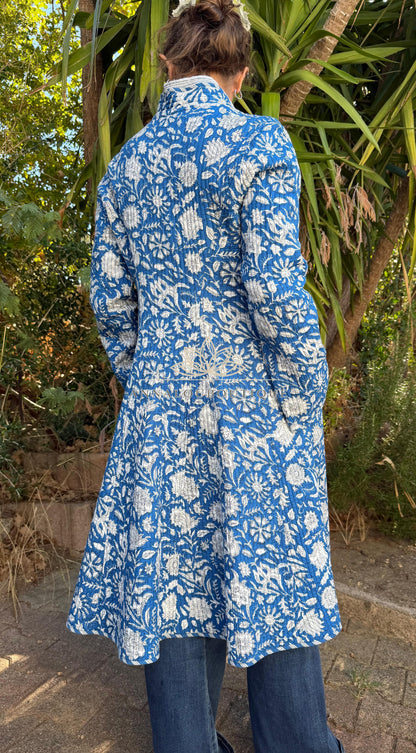 Manteau redingote matelassé bleu fleuri