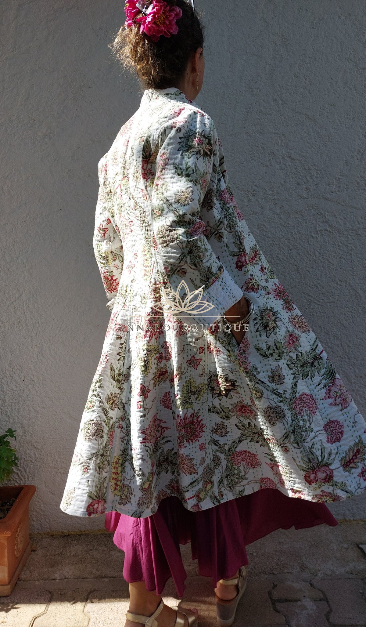 Veste redingote en coton blanc et rose fleuri