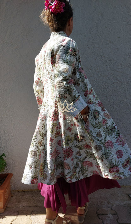 Veste redingote en coton blanc et rose fleuri