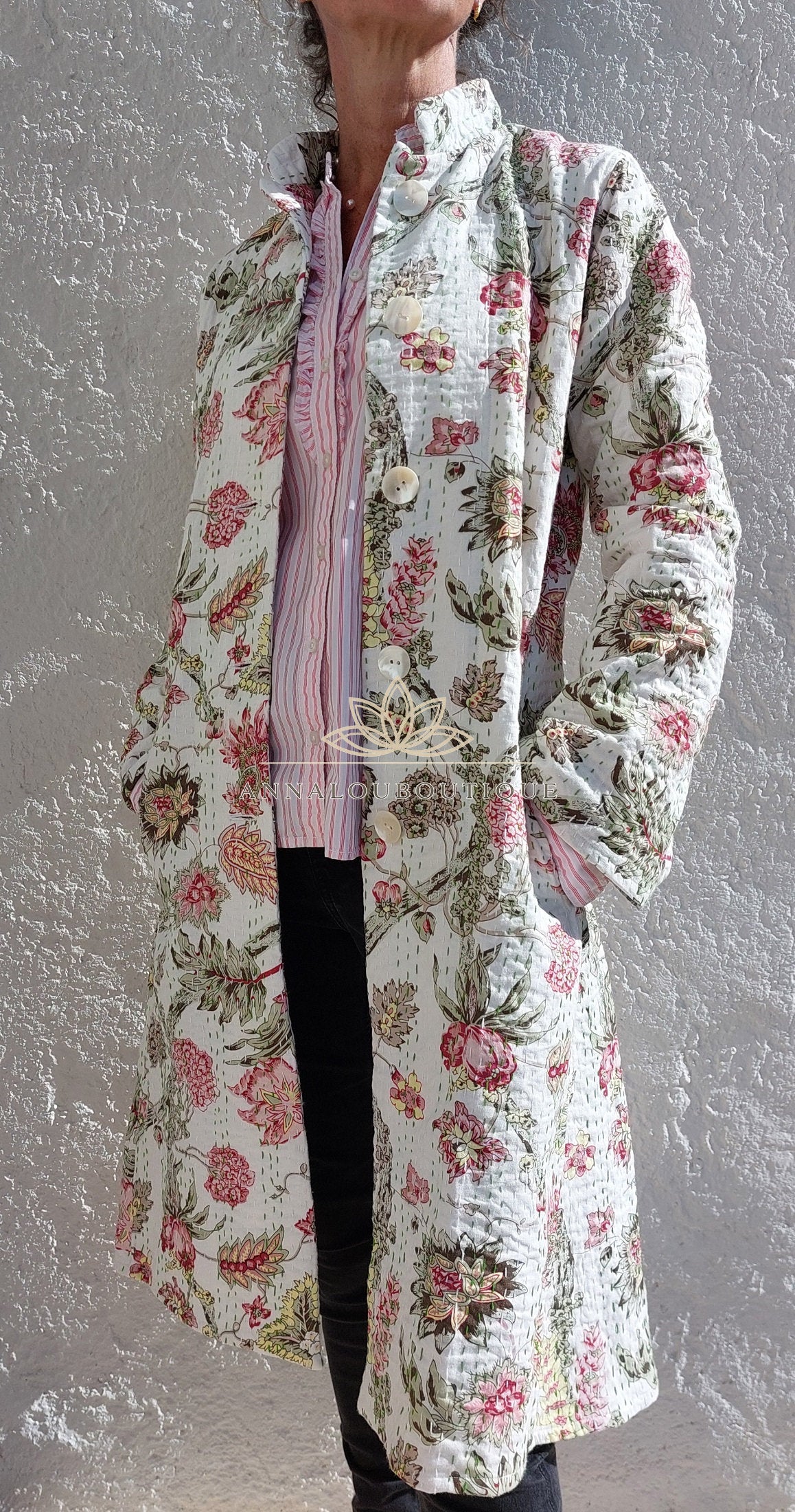 Veste redingote en coton blanc et rose fleuri