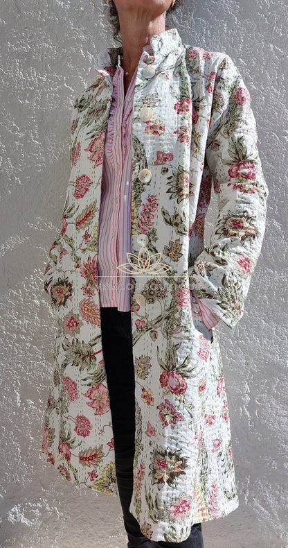 Veste redingote en coton blanc et rose fleuri