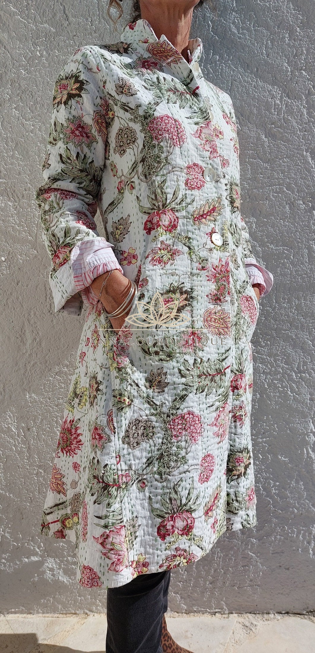 Veste redingote en coton blanc et rose fleuri