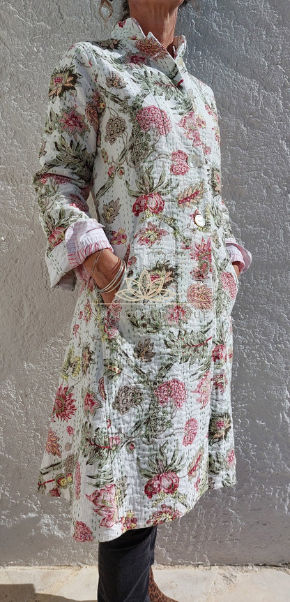 Veste redingote en coton blanc et rose fleuri