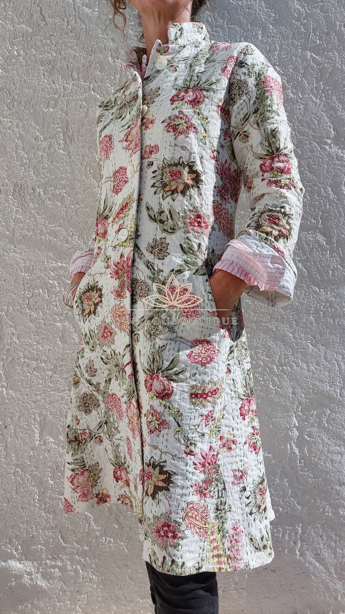 Veste redingote en coton blanc et rose fleuri