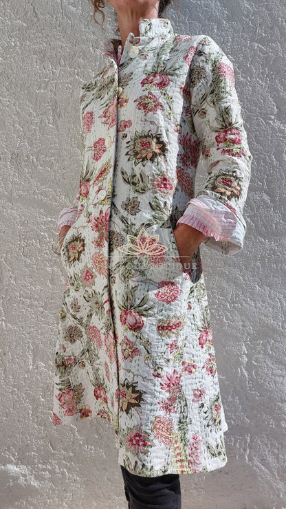 Veste redingote en coton blanc et rose fleuri