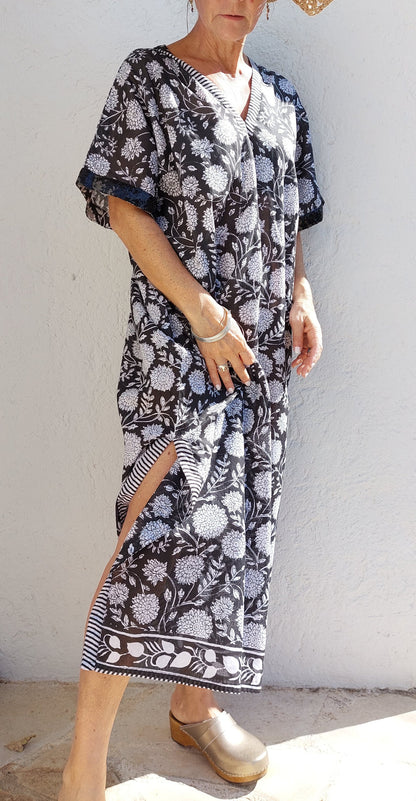 Poncho de plage fleuri, manches à sequins noirs