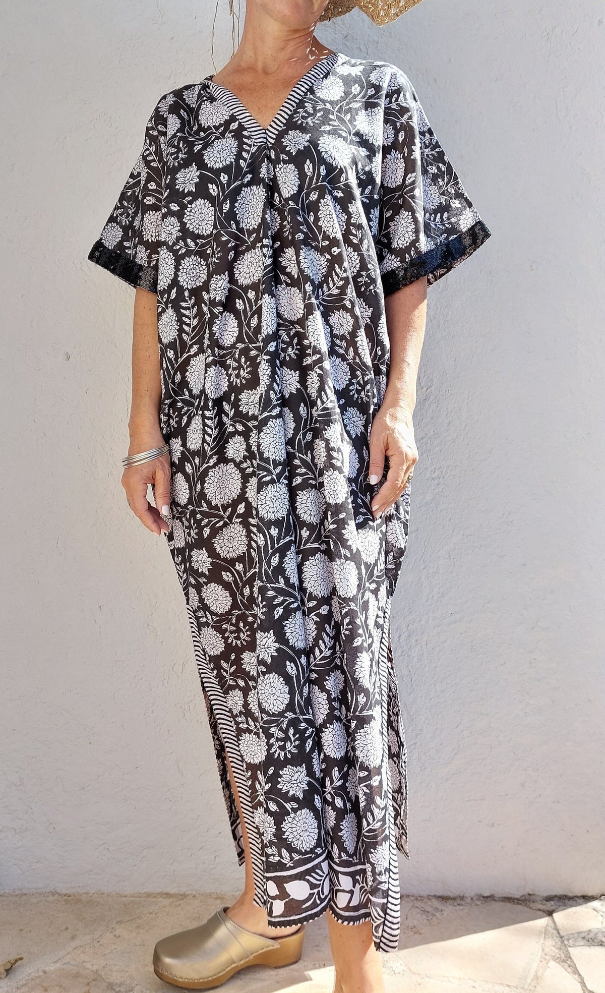 Poncho de plage fleuri, manches à sequins noirs