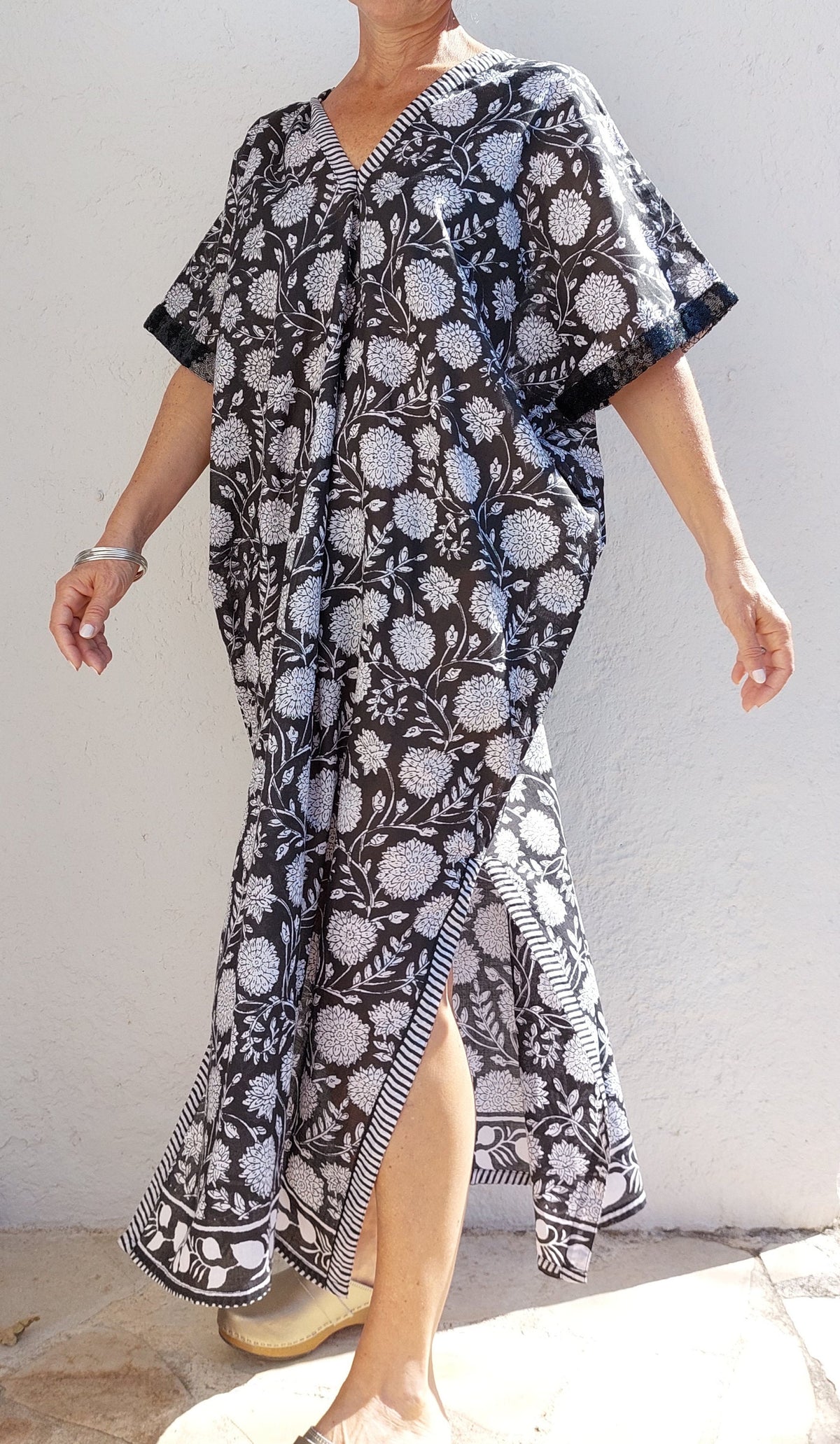 Poncho de plage fleuri, manches à sequins noirs