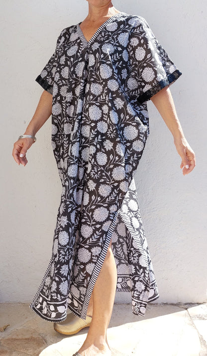 Poncho de plage fleuri, manches à sequins noirs