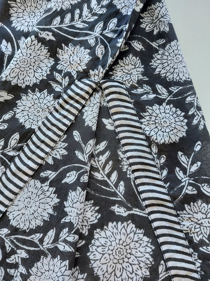 Poncho de plage fleuri, manches à sequins noirs