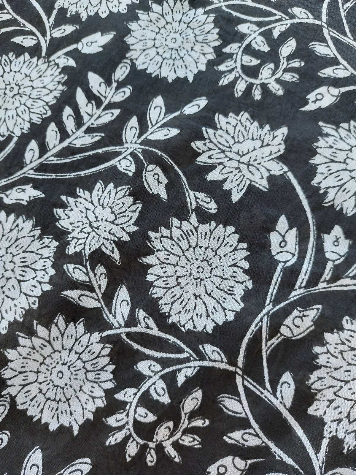 Détail du tissu et des finitions : poncho de plage fleuri, manches à sequins noirs