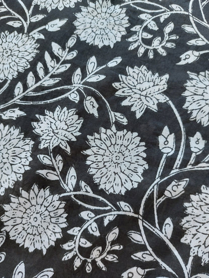 Détail du tissu et des finitions : poncho de plage fleuri, manches à sequins noirs
