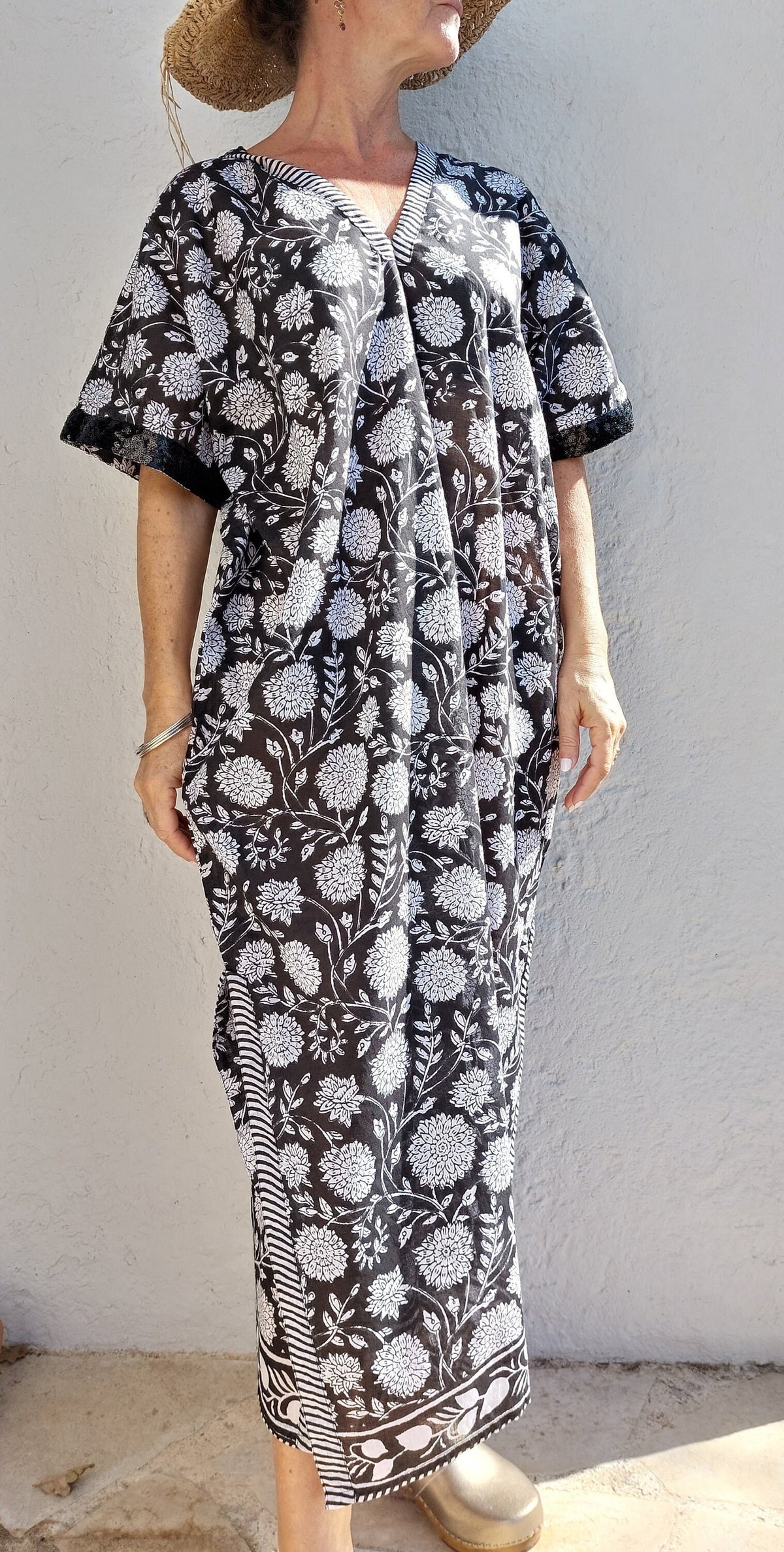 Poncho de plage fleuri, manches à sequins noirs
