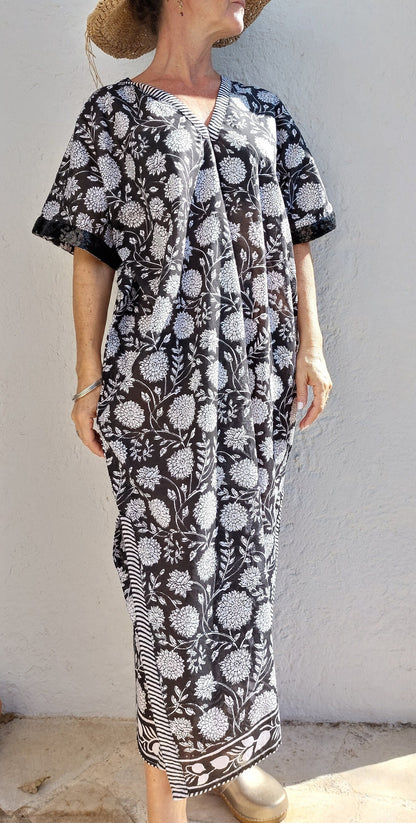 Poncho de plage fleuri, manches à sequins noirs