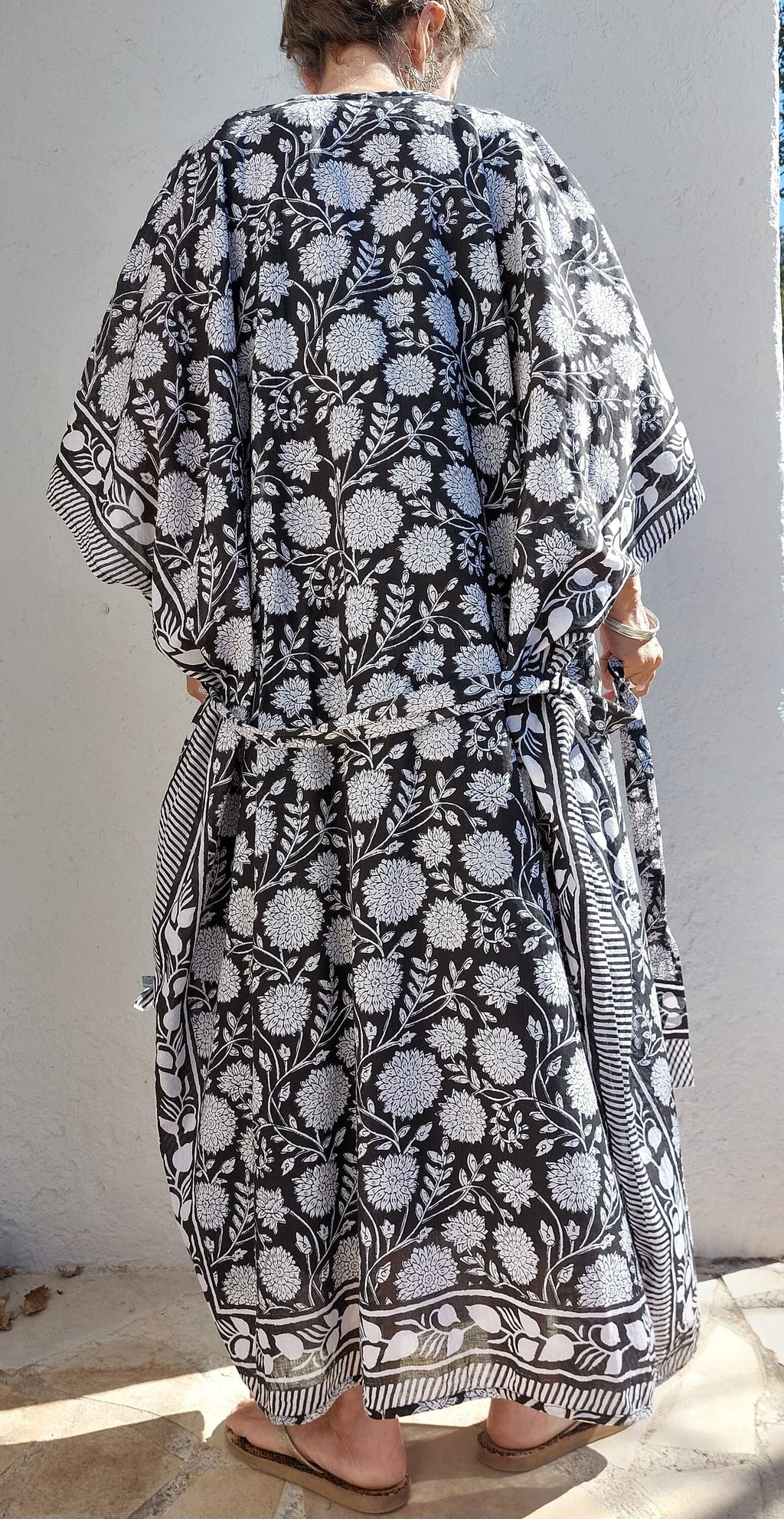 long bathrobe in soft cotton, cover-up hippie chic, unique piece black and white floral pattern, tiny long belt, long kimono