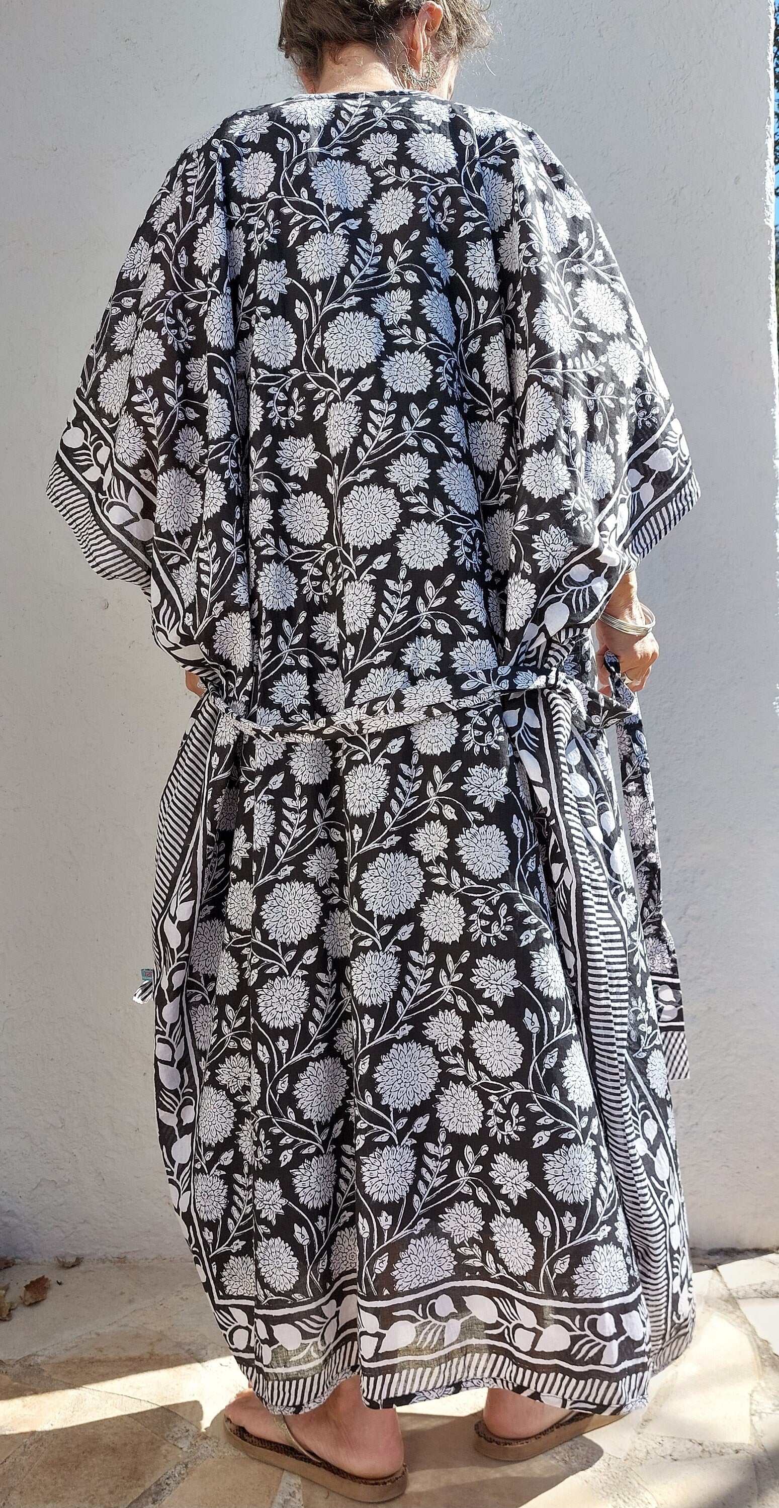 long bathrobe in soft cotton, cover-up hippie chic, unique piece black and white floral pattern, tiny long belt, long kimono