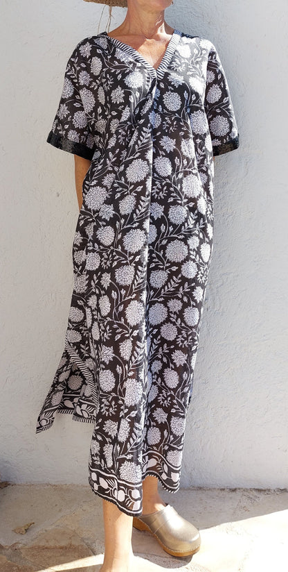 Poncho de plage fleuri, manches à sequins noirs