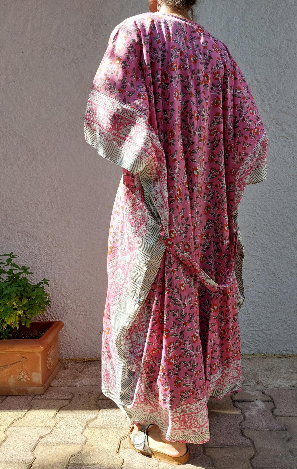 long kaftan-kimono in soft cotton, unique piece of bathrobe summer outfit, pink floral print, tiny long belt, hippie chic style