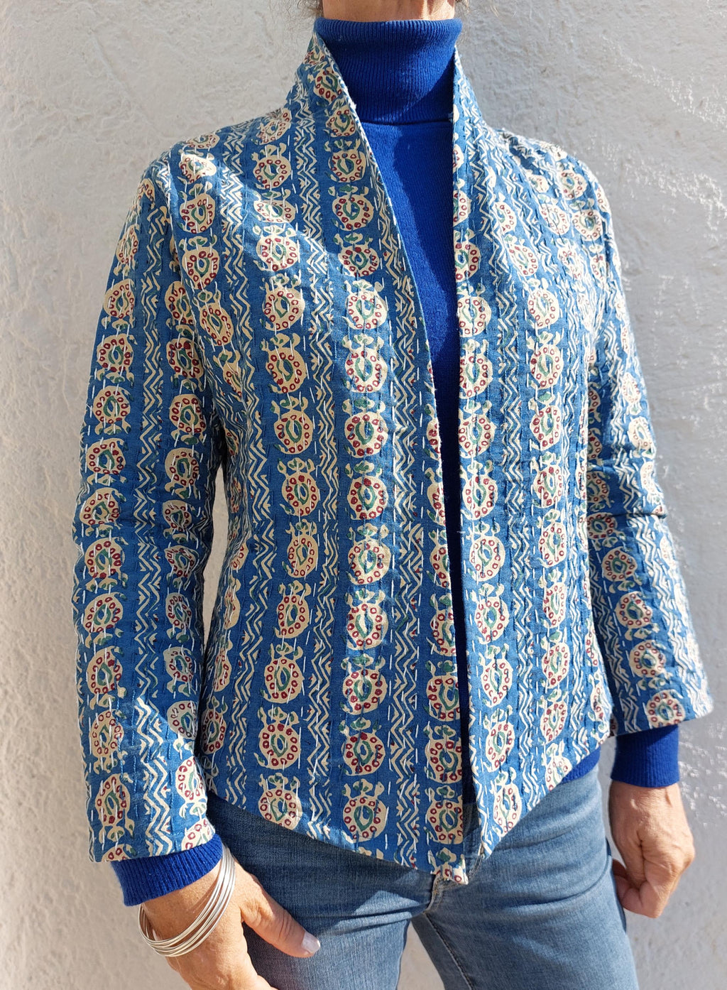 lightweight jacket in cotton not quilted,in the shades of blue and beige,paisley pattern,trumpet sleeves,mid-season outfit,hand embroidery