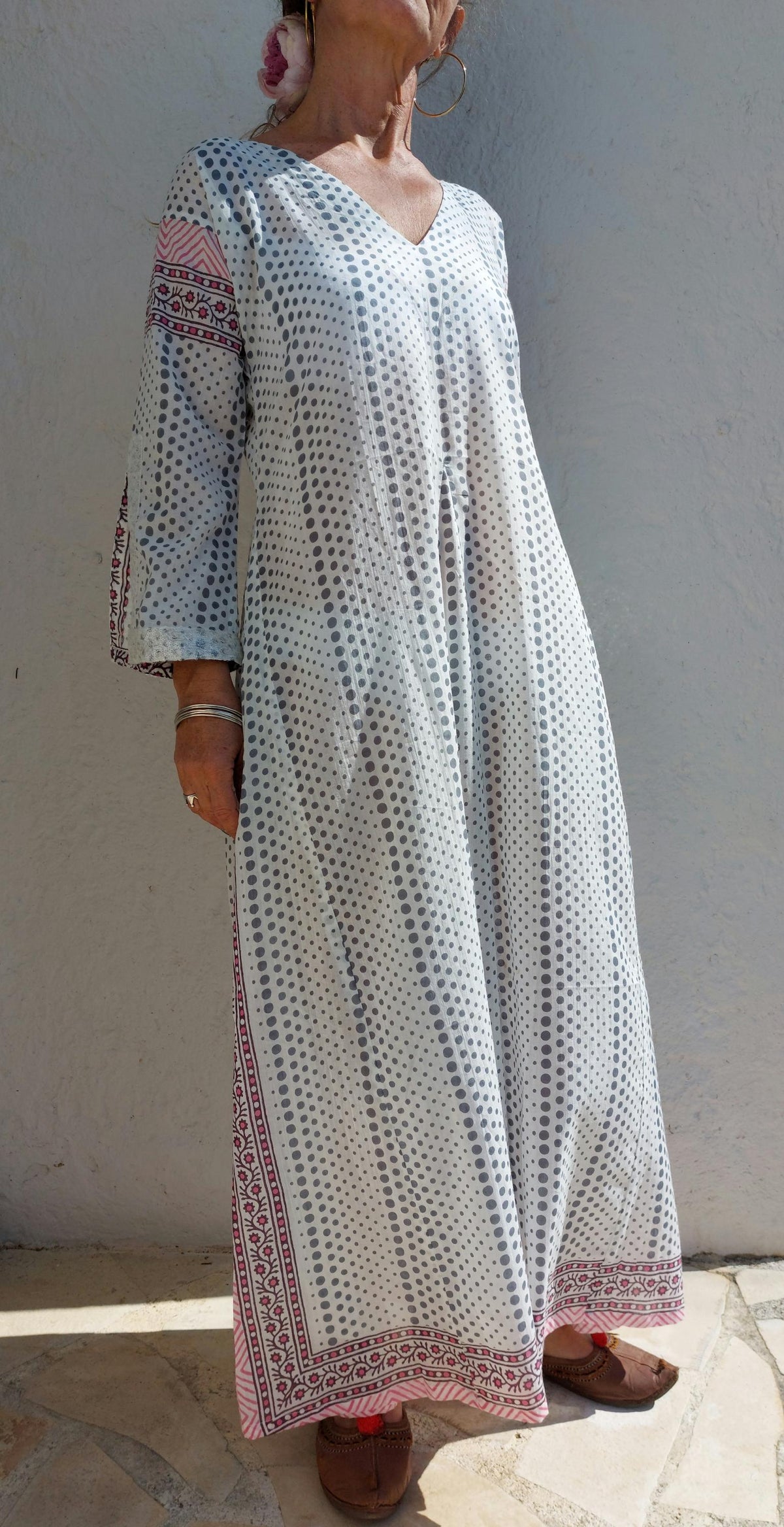 Long white kaftan with grey dots and sequin sleeves