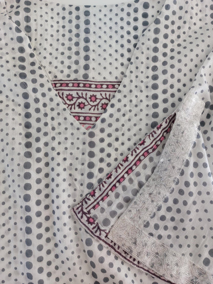 Long white kaftan with grey dots and sequin sleeves
