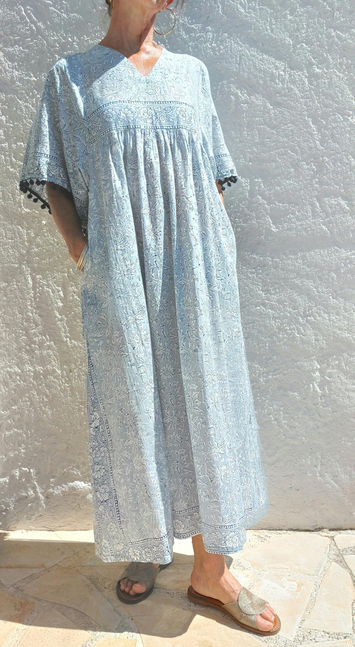 Robe ample en coton blanc et gris, pompons bleus