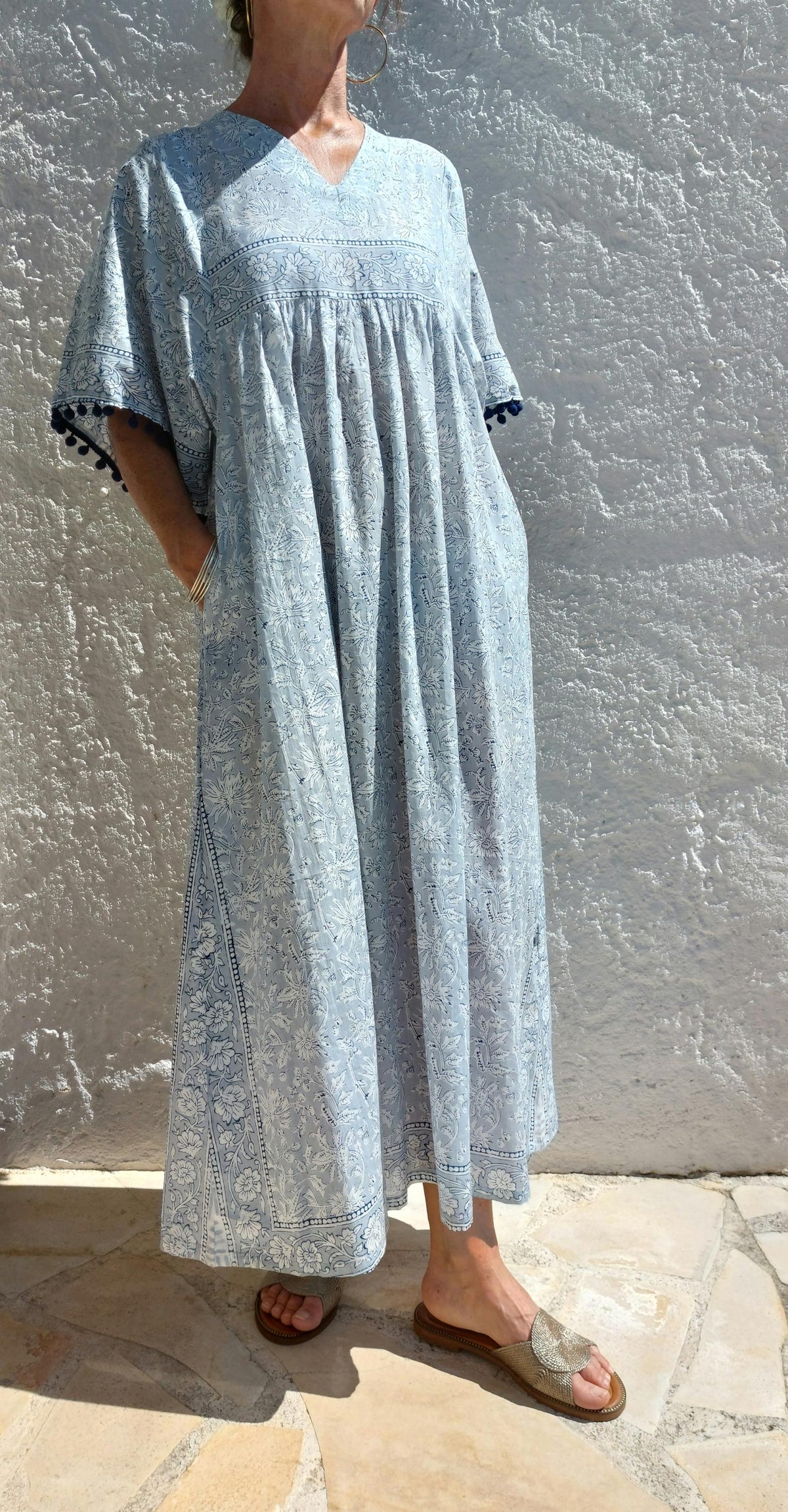 Robe ample en coton blanc et gris, pompons bleus