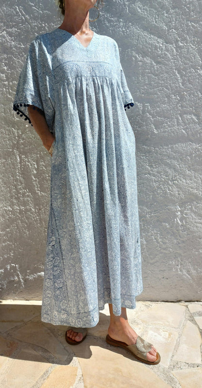 Robe ample en coton blanc et gris, pompons bleus
