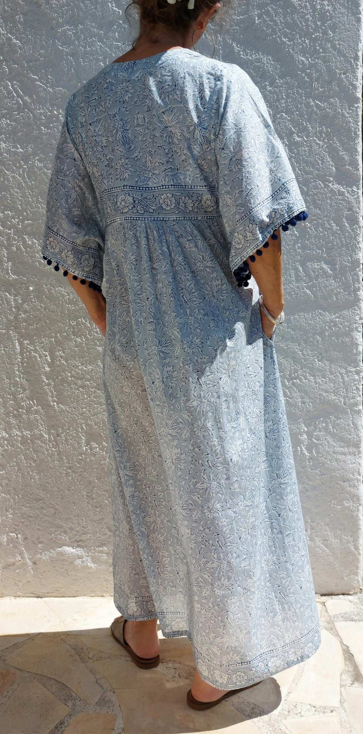Robe ample en coton blanc et gris, pompons bleus