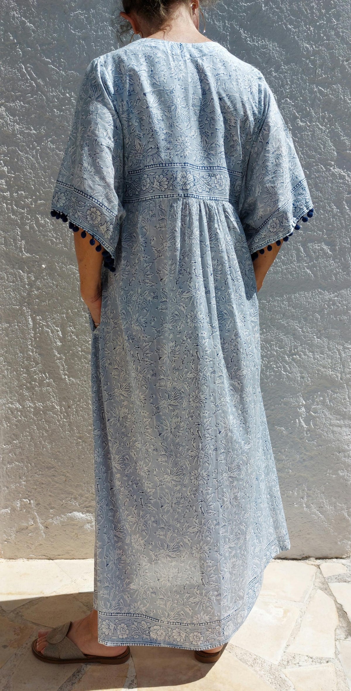Robe ample en coton blanc et gris, pompons bleus
