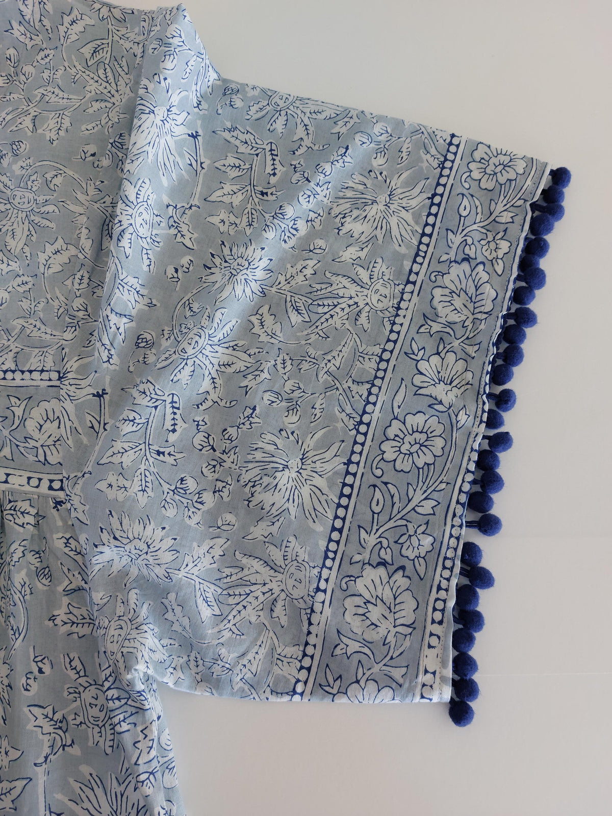 Robe ample en coton blanc et gris, pompons bleus