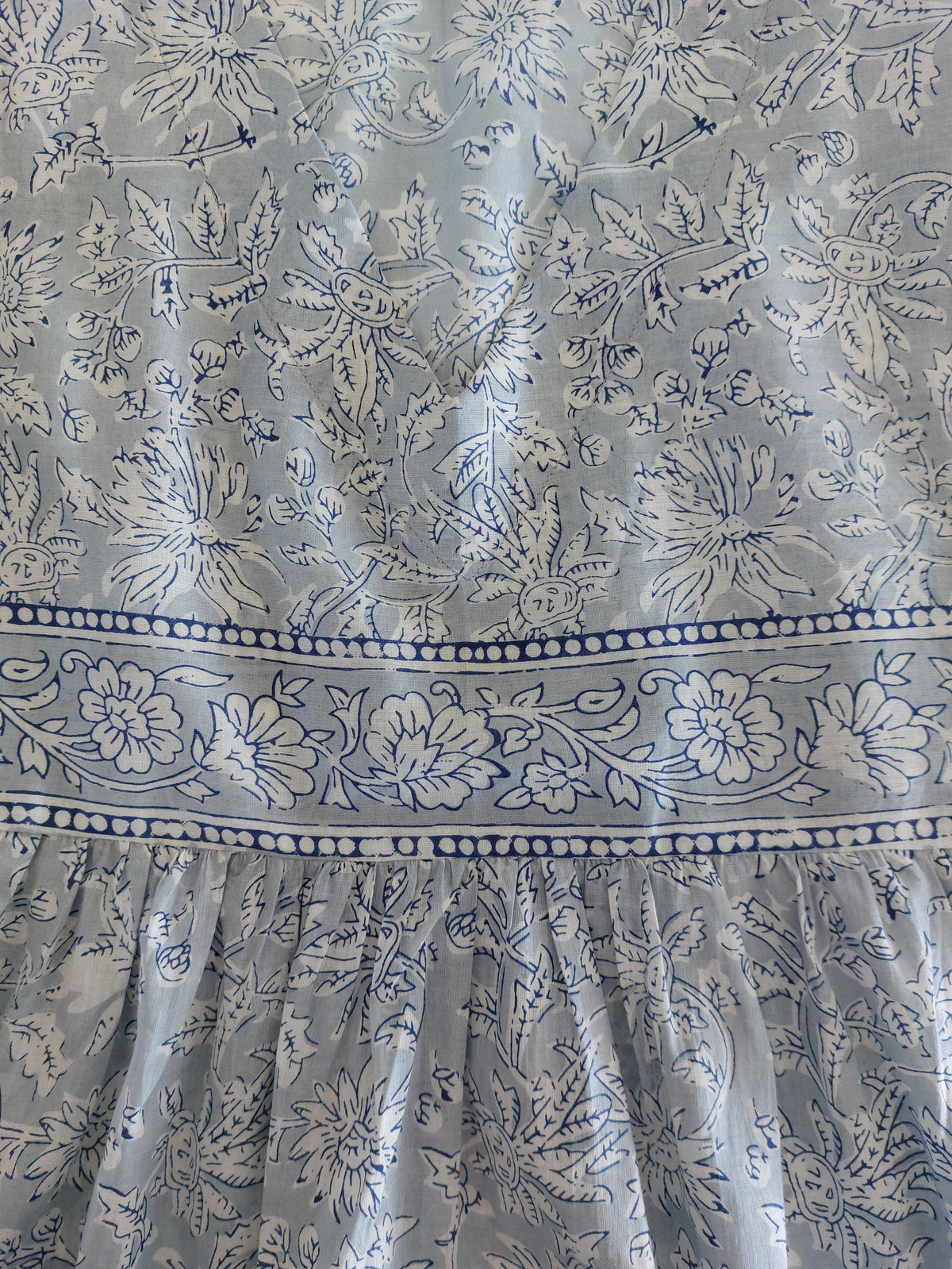 Robe ample en coton blanc et gris, pompons bleus