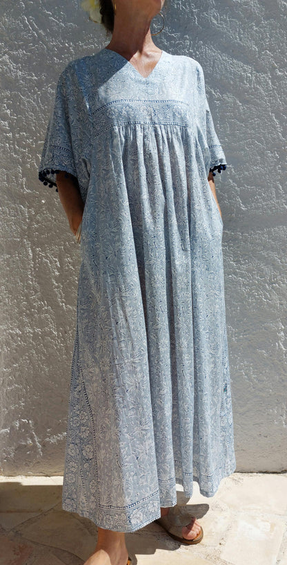 Robe ample en coton blanc et gris, pompons bleus
