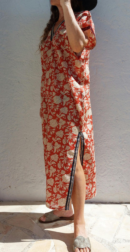 Poncho de plage fleuri, galon à sequins rouille