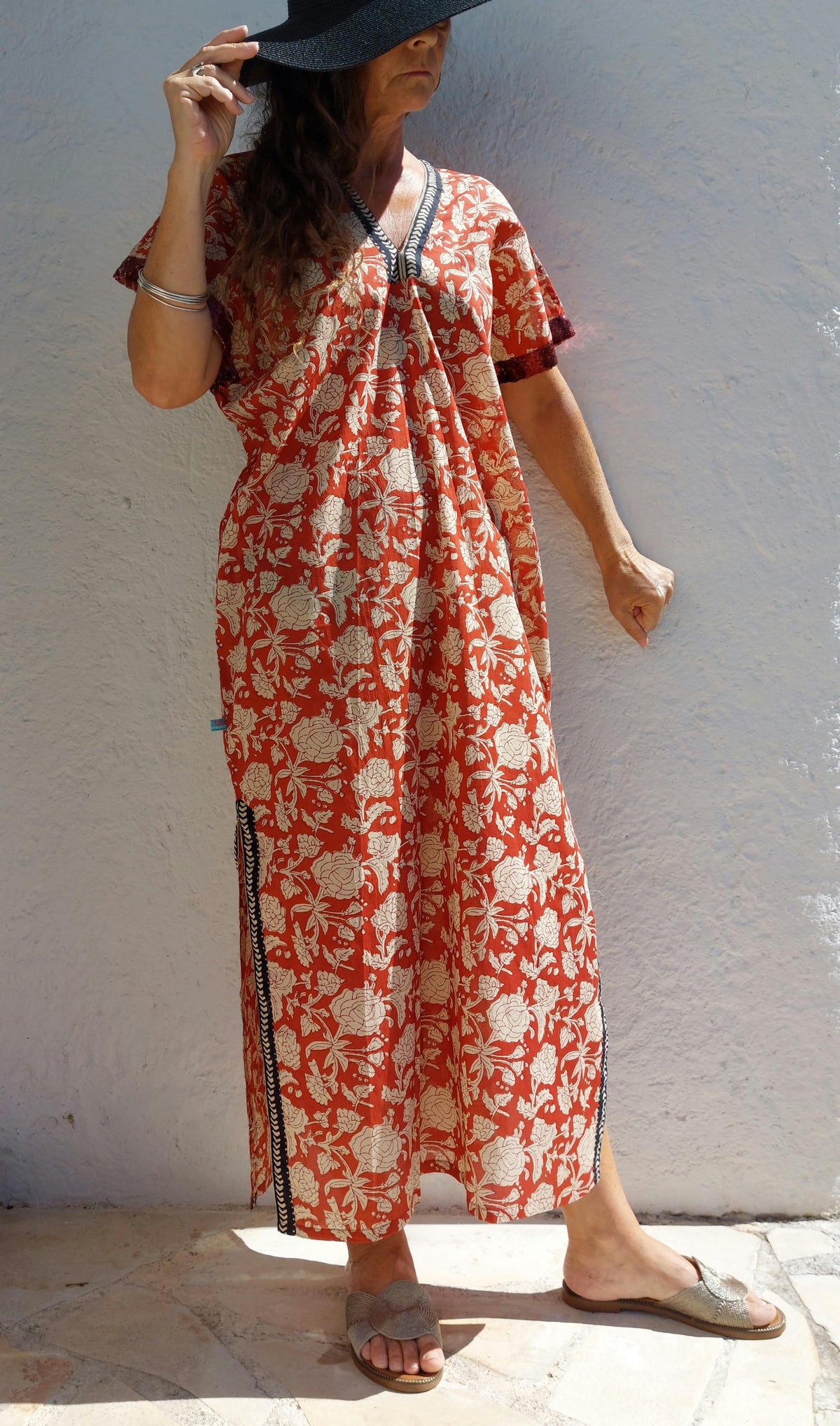 Poncho de plage fleuri, galon à sequins rouille