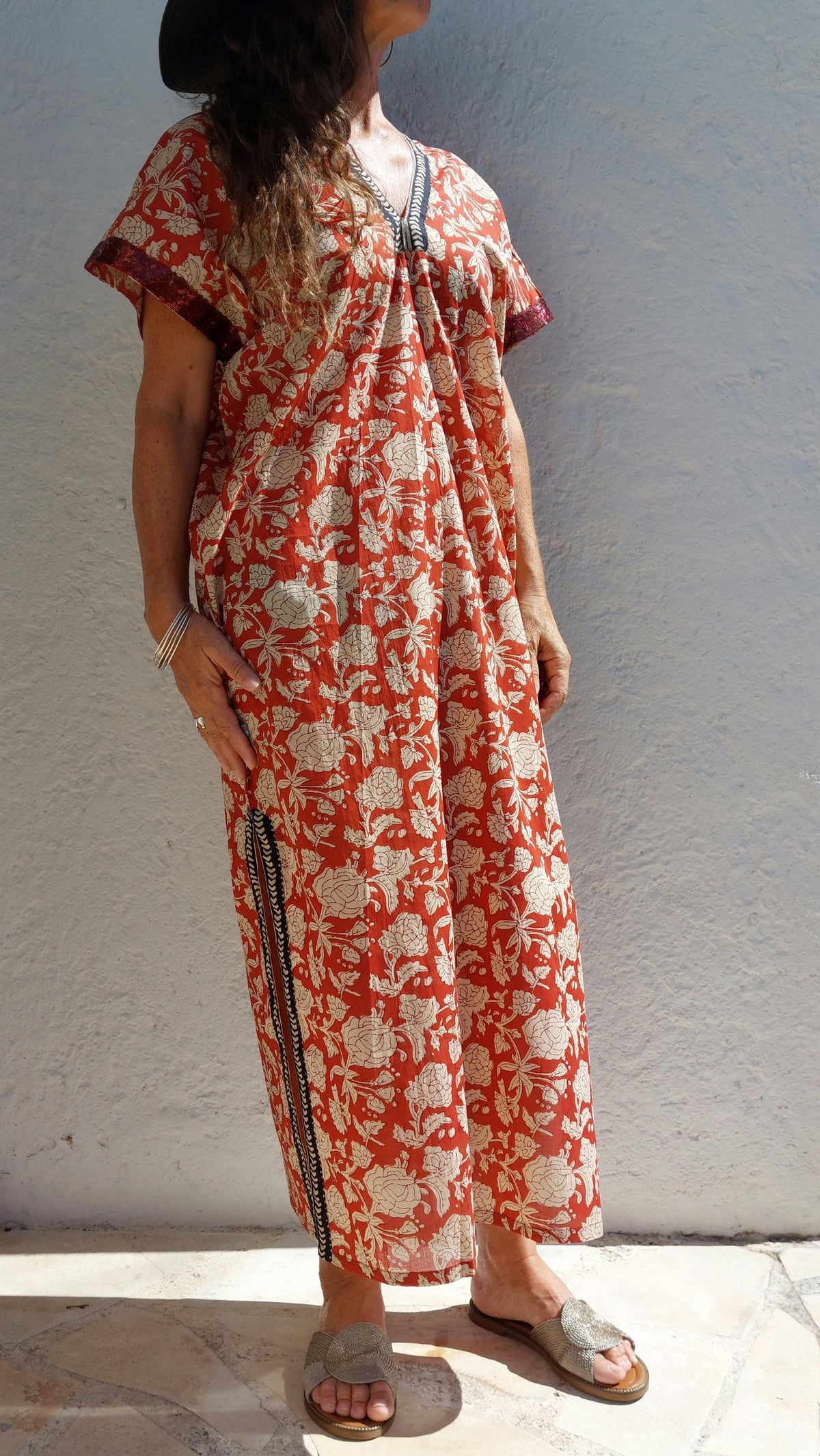 Poncho de plage fleuri, galon à sequins rouille