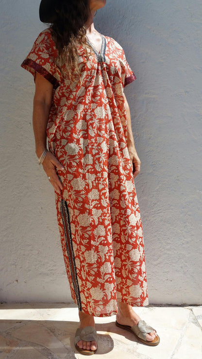 Poncho de plage fleuri, galon à sequins rouille