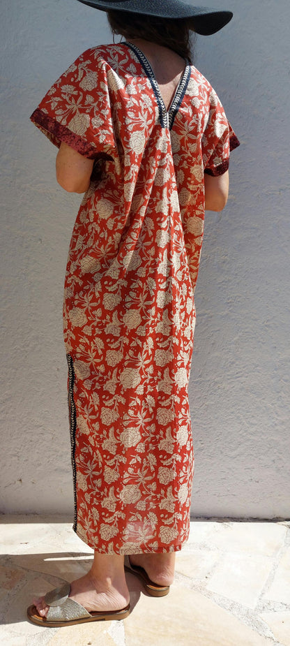 Poncho de plage fleuri, galon à sequins rouille