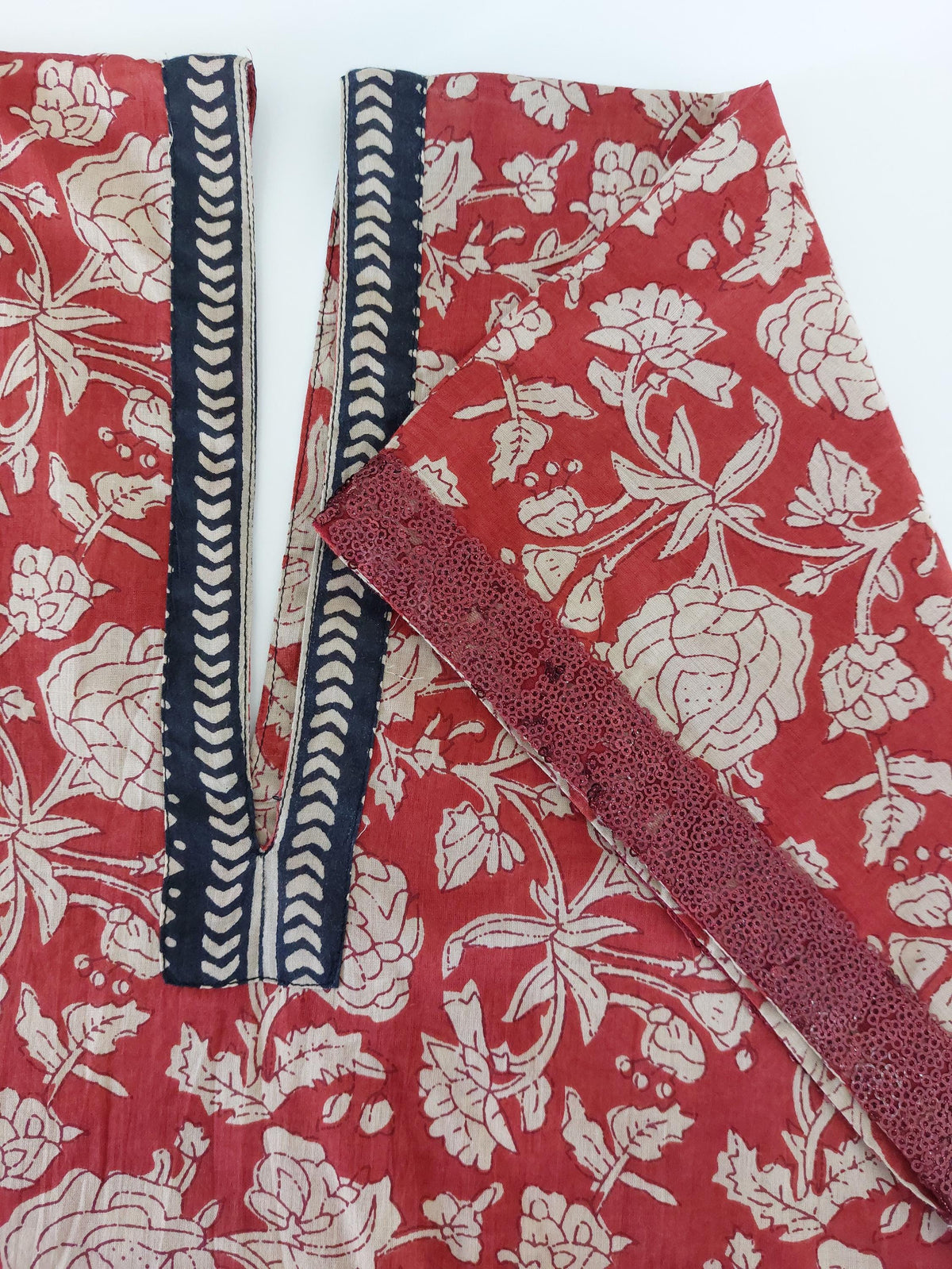 Poncho de plage fleuri, galon à sequins rouille